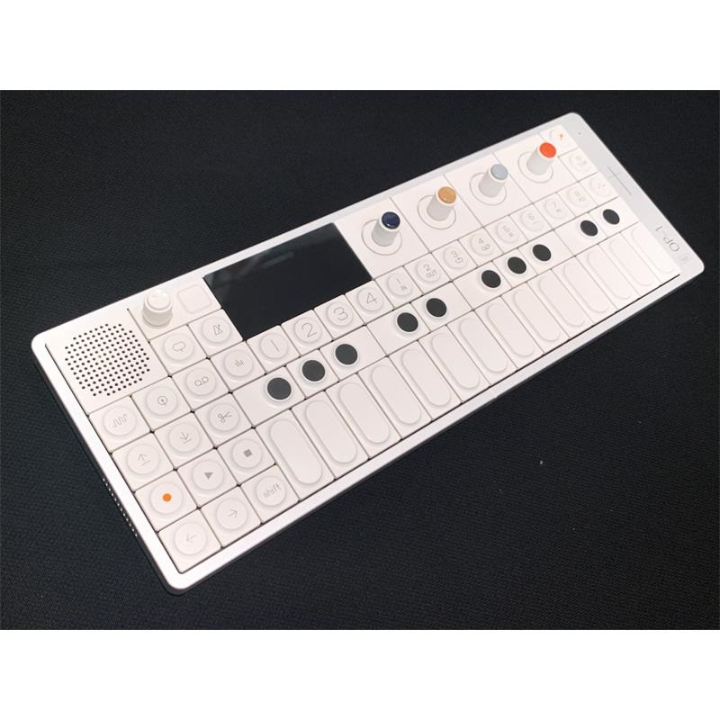 Teenage Engineering 【創業50周年大決算SALE】OP-1 Field (1台限定・展示クリアランス超特価！) ティーンエイジエンジニアリング
