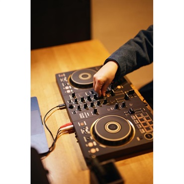 Pioneer DJ DDJ-FLX4-N【台数限定 GOLD Edition】【Power DJ'sオリジナル DDJ-FLX4初心者DJスタートガイド付属】【無償ダウンロード版rekordbox対応】 画像4